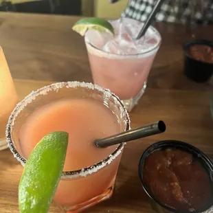 a close up of a margarita