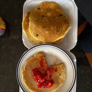 Blueberries pancakes that I didn't ask for and should have been strawberry with strawberries on the side‍
