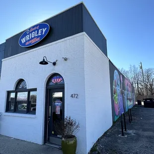 the outside of a restaurant