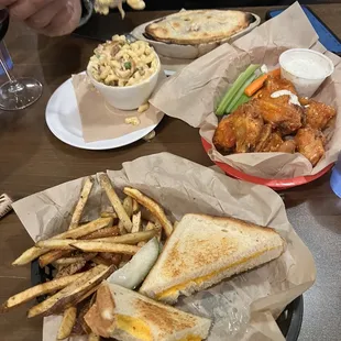 chicken wings and fried chicken, fried chicken wings, fried chicken, chicken, bbq wings, poultry, chicken wings, food, bbq chicken