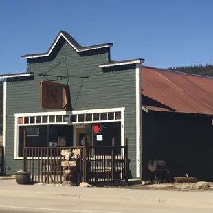 Idk if this place is open on weekdays...?