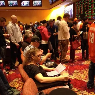 Super Bowl 2014, Seattle vs Denver , lines are long, 4 hrs till kickoff