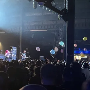 Fun venue with ample parking. Plenty of bars and a snack station. Majority standing viewing.