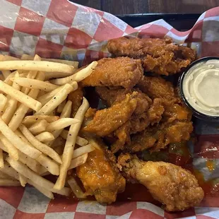 Chicken wing basket with homestyle fries