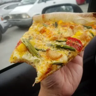 Bite out of the veggie slice! Today with asparagus, peppers, garlic cloves