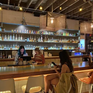 Pic of the bar and the manager Savannah