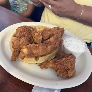 food, chicken wings and fried chicken