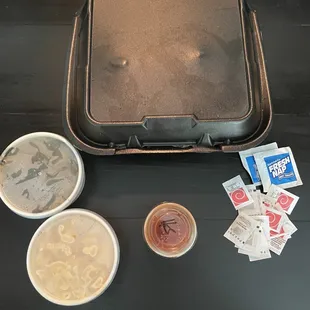 Kept wet food separate from dried food and included ample condiments without having to ask. Excellent.