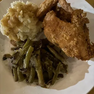 Fried chicken, green beans and mashed potatoes with gravy