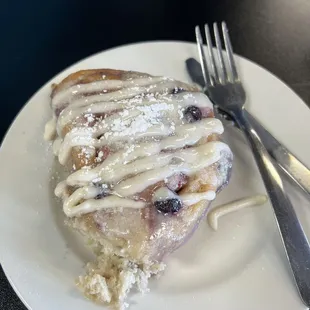 Colossal Cinnamon Roll/blueberry