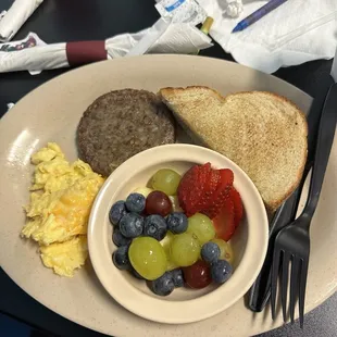 Kids (one egg with cheese, sausage patty, toast and fruit)