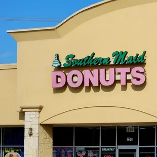 This place's food could be good to eat - but I will never know. The sign is Southern Maid, but this is not a real Southern Maid location.