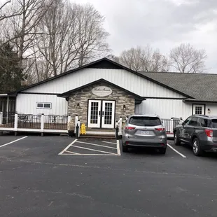 the outside of a restaurant