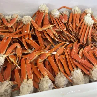 Frozen Jumbo Snow Crab weight then steamed