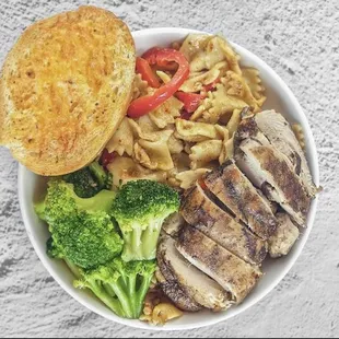 Jerk Chicken Rasta Pasta served with Cheesy Garlic Bread &amp; Steamed Broccoli