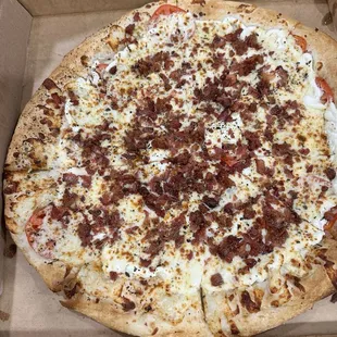 White pizza with bacon and tomatoe