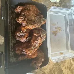 S.S.E Wings (6) are amazing!! The wings are juicy and the flavor is on point!