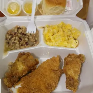 a tray of fried chicken, macaroni, and cheese