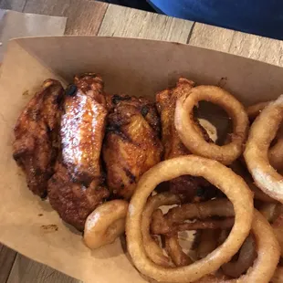 chicken wings and fried chicken, bbq chicken, fried chicken wings, chicken, bbq wings, chicken wings, fried chicken, poultry, food