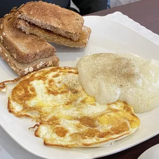 Grits, fried eggs and toast