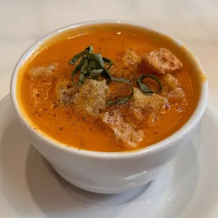 Roasted tomato soup (cup) - with parmesan croutons, basil.