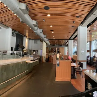 Feel good big seafood restaurant &amp; bar with plenty of seating outside &amp; inside (big open windows), great service &amp;food, esp the oysters. 5*