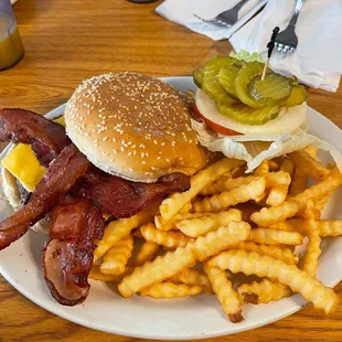 Bacon cheeseburger W/ fries