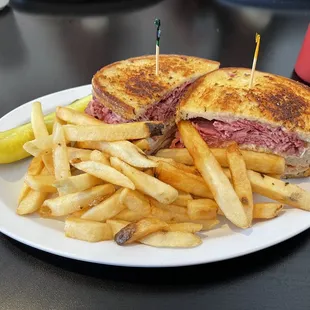 Clevelander (corned beef and turkey on rye)