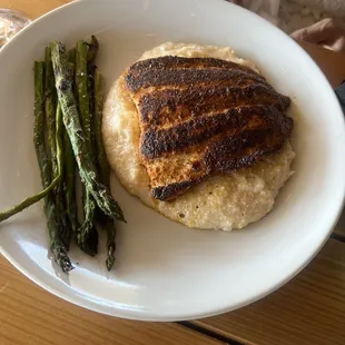 Blackened salmon, asparagus and grits