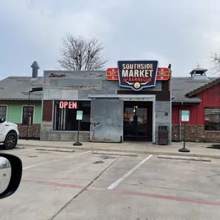 a view of the outside of the building