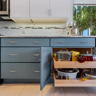 pull-out drawers in lower cabinets; great!