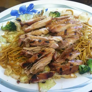 Chicken yakisoba plate.