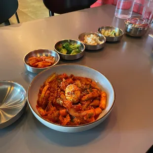 Spicy tteokbokki with banchan