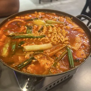 Spicy Korean Ramen with Seafood ()
