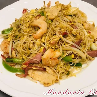 Singapore Noodle- Shrimp, BBQ Pork, Egg, Beans Sprouts and Onion sautéed in Curry Source.
