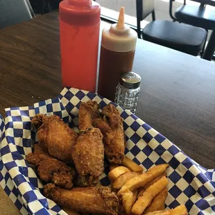 food, chicken wings, chicken, bbq wings, fried chicken, fried chicken wings, poultry, bbq chicken, chicken wings and fried chicken