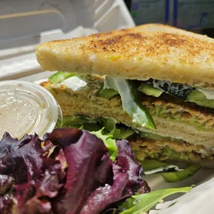 Tempeh sandwich with cucumber and green pepper