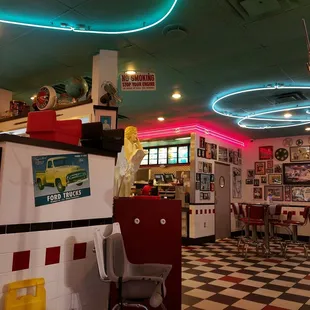 Need 50s deco and music. Feels very clsssic.