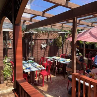 There is even the option to eat in the courtyard or backyard area.