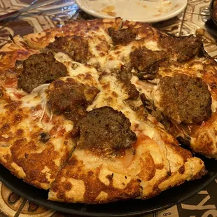 Giovanna&apos;s Meatball - Mozzarella cheese, sliced homemade meatballs, fresh mushrooms, fresh garlic &amp; onions