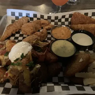 food, chicken wings and fried chicken