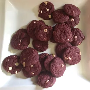 a plate of chocolate cookies
