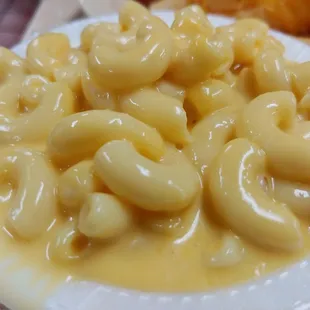 a plate of macaroni and cheese