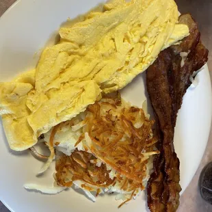an omelet, bacon and hash browns
