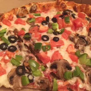 Perfect crust, right amount of Sause and crunchy veggies .