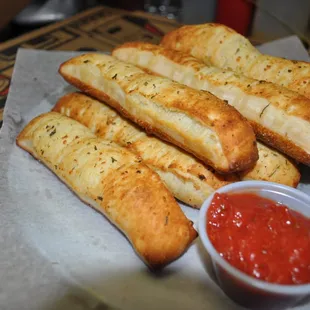 breadsticks and dipping sauce