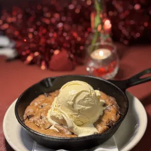 Skillet cookie: freshly baked, chocolate chip cooked. Topped with vanilla ice cream.