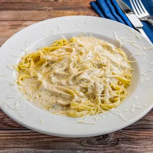 Fettuccini Alfredo: pasta topped with our homemade Alfredo sauce. Comes with garlic bread.