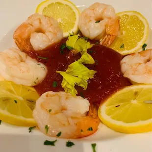 a plate of shrimp and lemon slices
