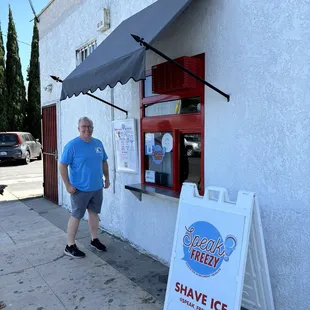 Side window for shaved ice